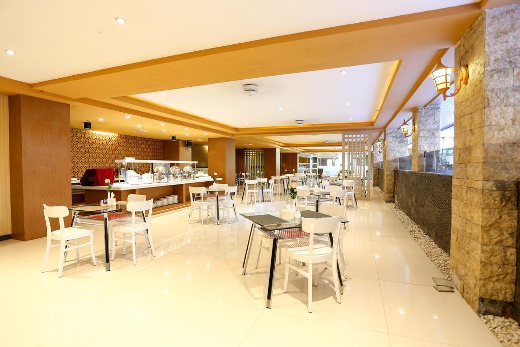 Sylvia Hotel Premier Kupang Kupang  Exteriör bild