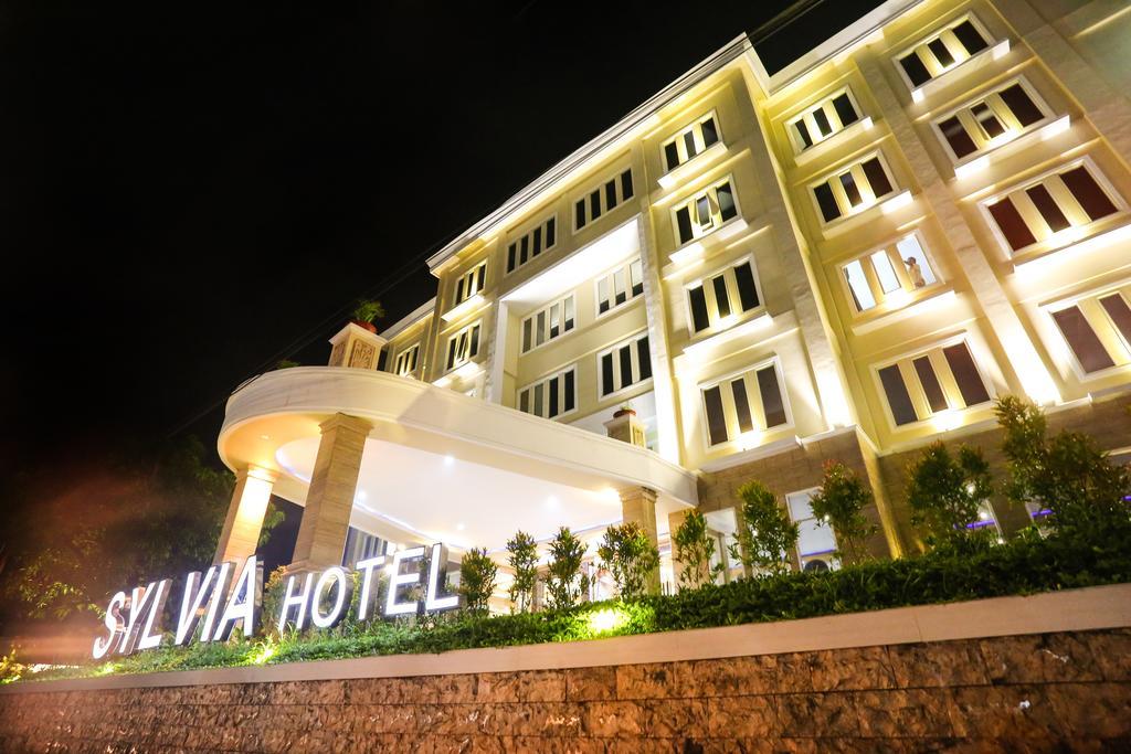 Sylvia Hotel Premier Kupang Kupang  Exteriör bild