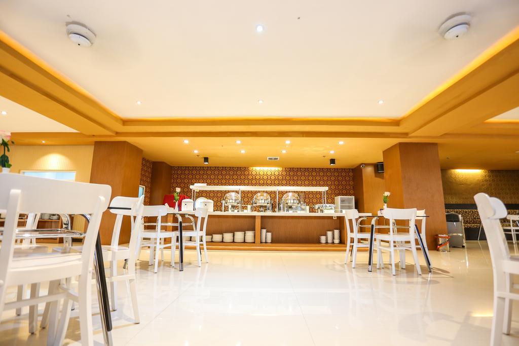 Sylvia Hotel Premier Kupang Kupang  Exteriör bild