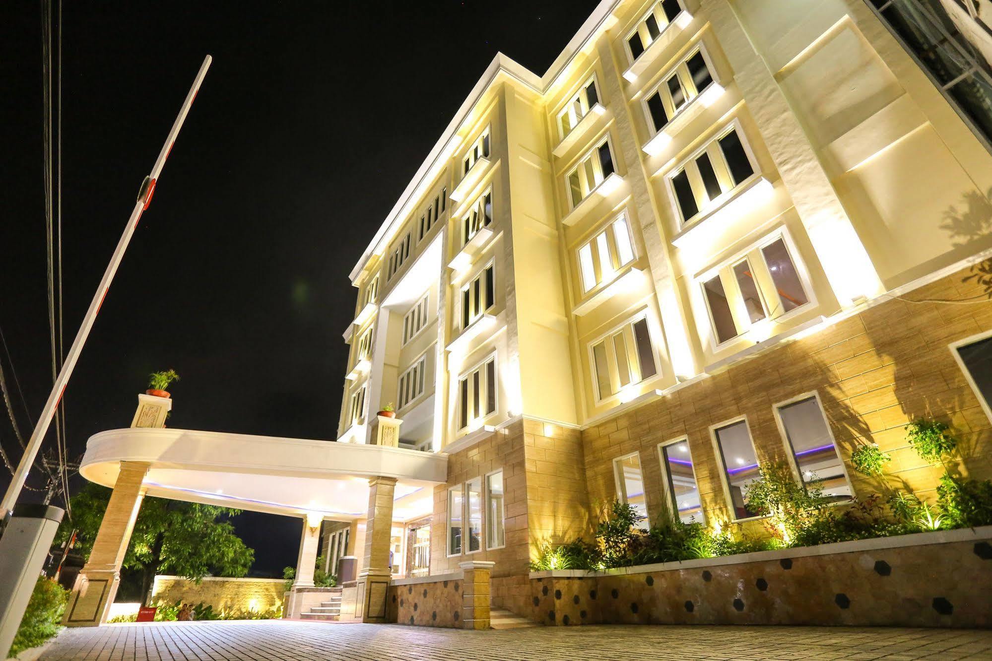 Sylvia Hotel Premier Kupang Kupang  Exteriör bild