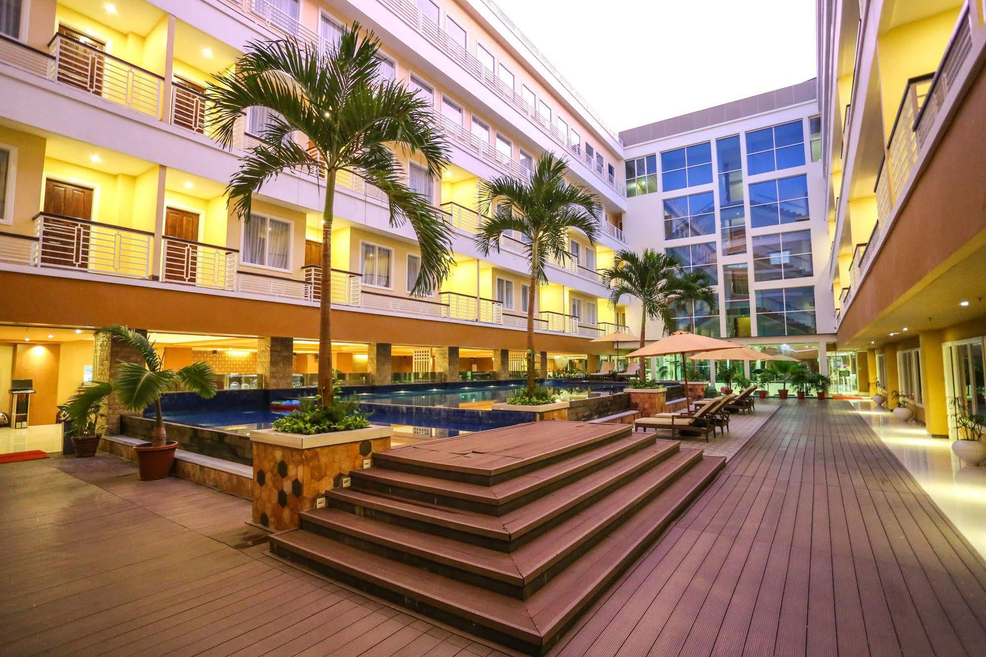 Sylvia Hotel Premier Kupang Kupang  Exteriör bild
